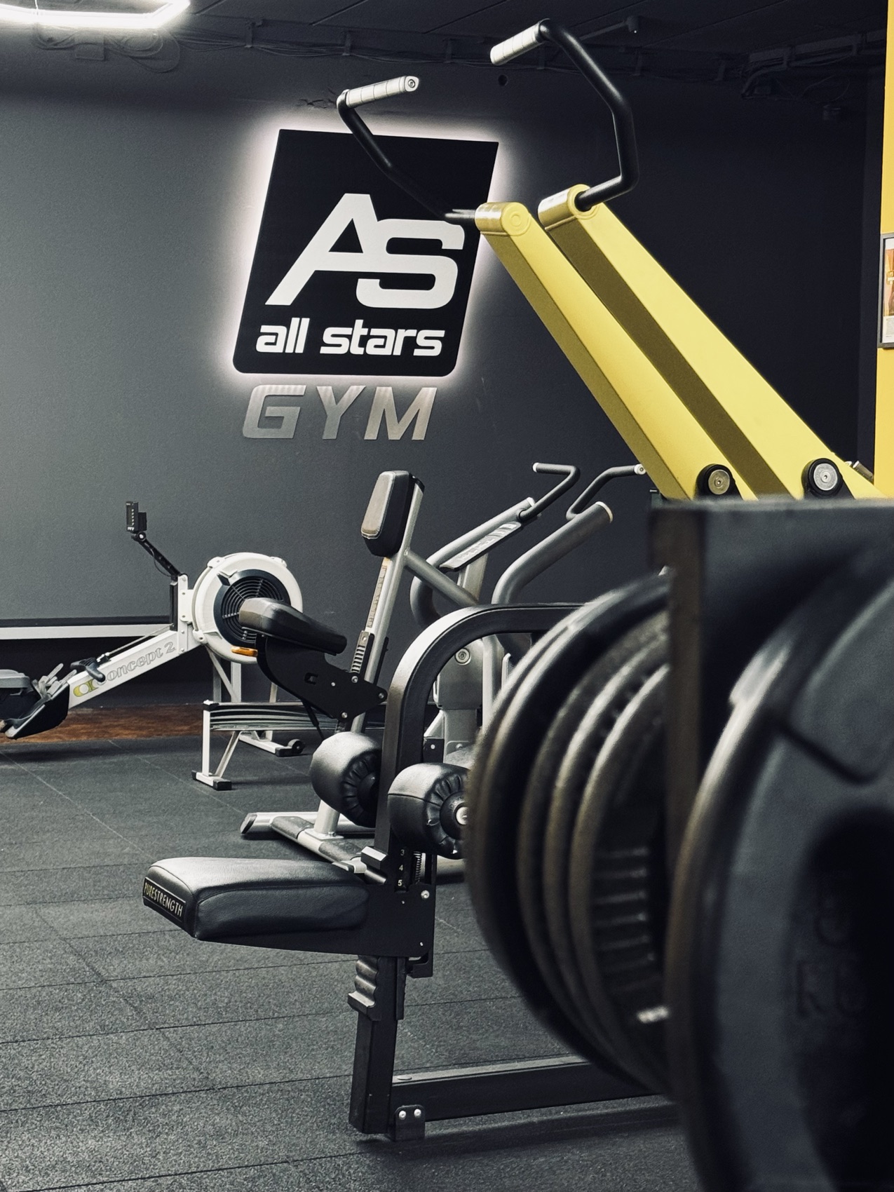 Beleuchtetes ALL STARS Gym Logo an der Studiowand